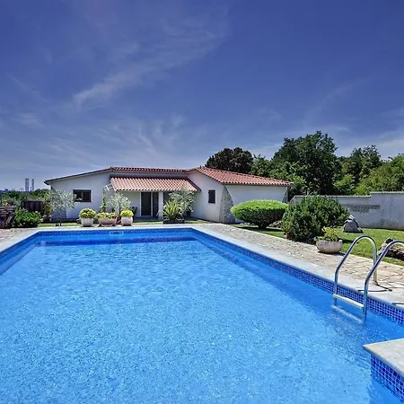 Apartment Mit Pool, Klimaanlage, Wlan, Grill, Aussenterrasse In *