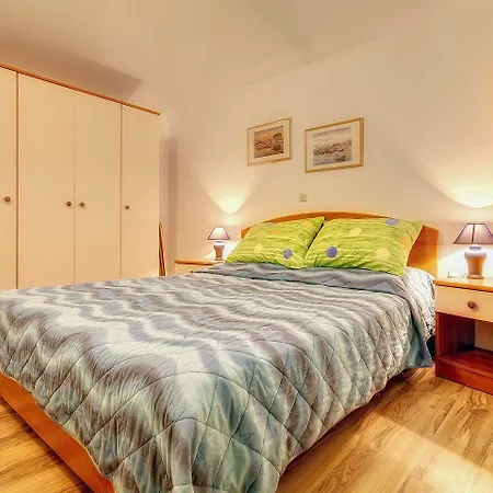 Mit Pool, Klimaanlage, Wlan, Grill, Aussenterrasse In Apartment