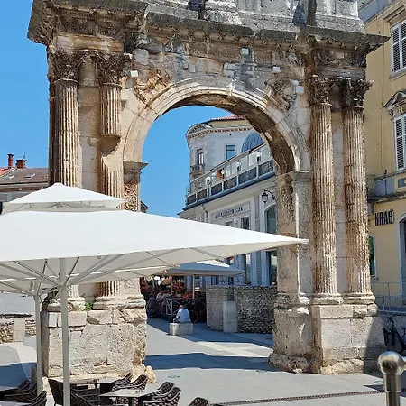 Mit Pool, Klimaanlage, Wlan, Grill, Aussenterrasse In Apartment Pula