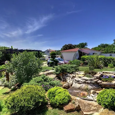 Mit Pool, Klimaanlage, Wlan, Grill, Aussenterrasse In פולה